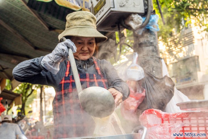 Ấm lòng những suất ăn 0 đồng， những suất ăn bán nới những ngày cận Tết - Ảnh 1.